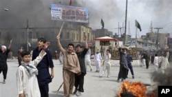 Warga Syiah meneriakkan protes atas penembakan di wilayah mereka, Quetta, Pakistan barat daya (14/4).