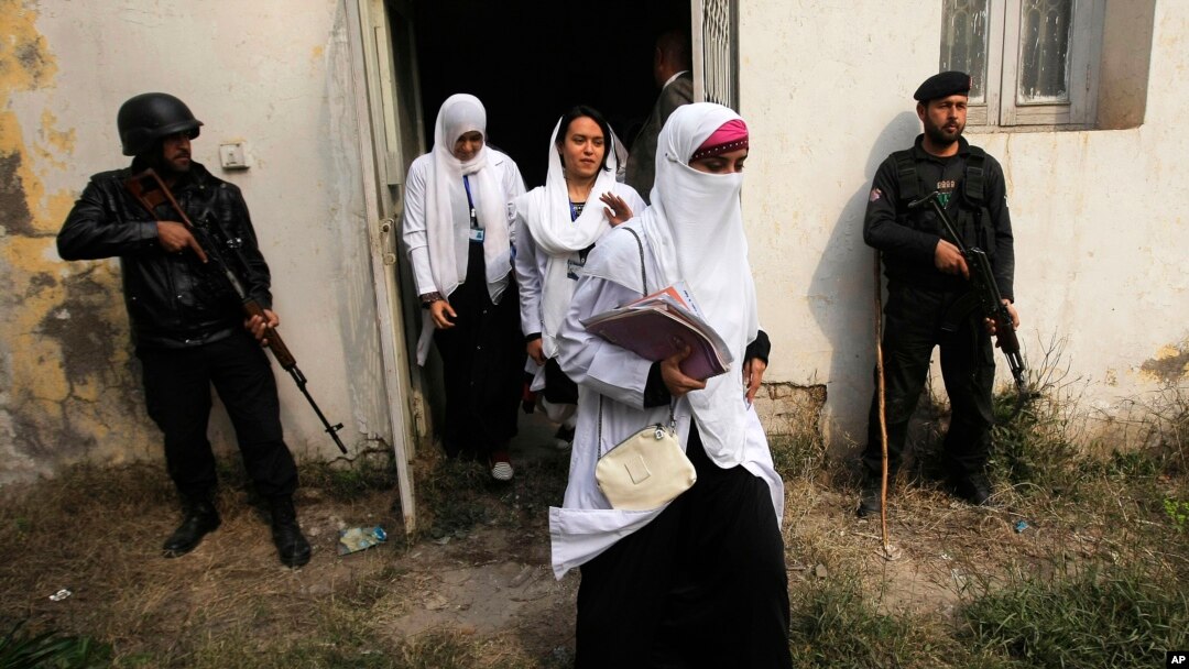 Pakistani personnel from the Special Combat Unit take part in a security drill at a local law college in Peshawar, Feb. 9, 2016.