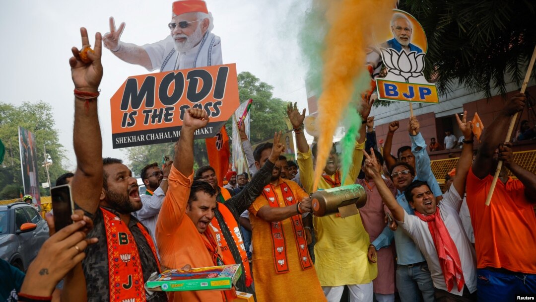 Những người ủng hộ Đảng Bharatiya Janata (BJP) ăn mừng bên ngoài trụ sở BJP, vào ngày có kết quả tổng tuyển cử, ở New Delhi, Ấn Độ, ngày 4/6/2024.