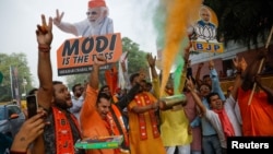 Những người ủng hộ Đảng Bharatiya Janata (BJP) ăn mừng bên ngoài trụ sở BJP, vào ngày có kết quả tổng tuyển cử, ở New Delhi, Ấn Độ, ngày 4/6/2024.