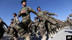 Pasukan Afghanistan yang dilatiih pasukan NATO dalam upacara wisuda di Kabul (foto: dok).