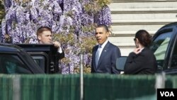 Presiden Barack Obama saat keluar dari Gedung Putih untuk menghadiri kebaktian Paskah di gereja Baptis Shiloh di Washington, DC (24/4).