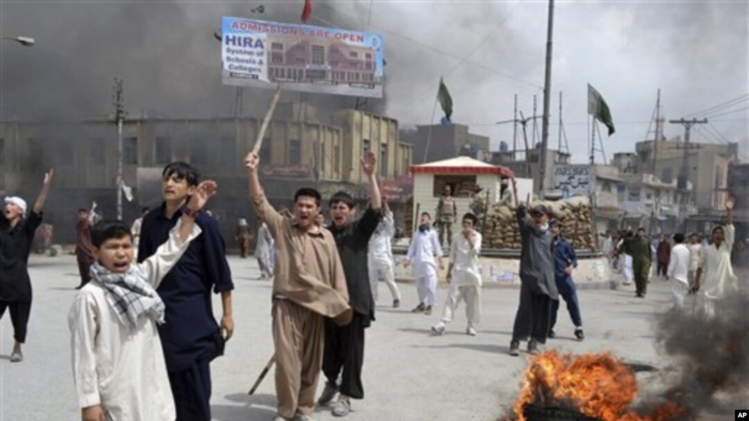 Warga Syiah Pakistan dalam suatu unjuk rasa di Quetta, Pakistan barat daya (foto: dok). Ledakan bom yang menghantam bis penumpang peziarah Syiah menewaskan sedikitnya 13 orang (28/6).