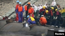 중국 양쯔강에서 전복된 유람선 위에서 4일 구조대가 작업 중이다. 