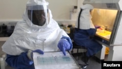 Un médico recolecta muestras del virus del ébola en Uganda, durante un brote de la enfermedad en 2012.