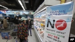 Thông báo phản đối quyết định của chính phủ Nhật xả ra biển nước nhiễm phóng xạ đã được xử lý từ nhà máy điện Fukushima tại một cửa hàng tạp hóa ở Seoul,Hàn quốc, ngày 16/4/2021. 