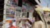 Un homme regarde les journaux locaux dans une rue d'Accra, au Ghana, le 9 décembre 2016. (AP Photo/Sunday Alamba)