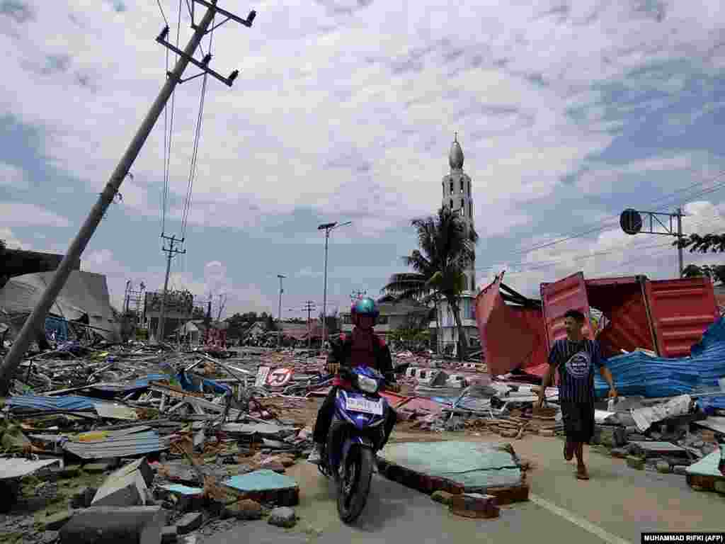 نمایی از شهر &laquo;پالو&raquo; در اندونزی بعد از زلزله ۷.۵ ریشتری و سونامی پس از آن که هزاران نفر را مجروح کرد.