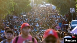 Rombongan migran berjalan menuju perbatasan utara Meksiko dari negara bagian Tapachula, pada 5 November 2024. (Foto: Reuters/Daniel Becerril)