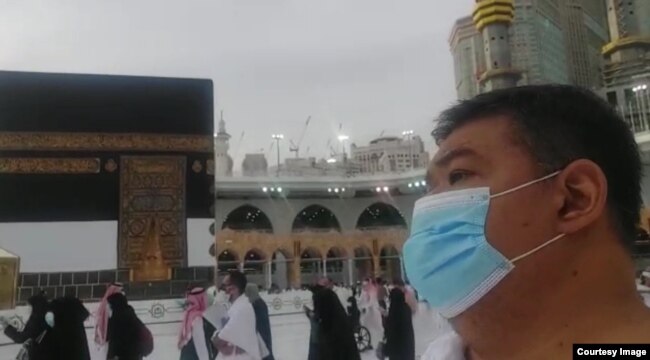 Windratmo Suwarno (kanan), Konsul Ekonomi KJRI Jeddah saat melakukan Tawaf bersama jemaah lainnya (foto: courtesy).