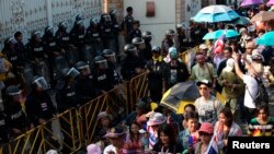 Anti-government protesters gather outside the house of Thai Prime Minister Yingluck Shinawatra during a rally in Bangkok December 26, 2013.