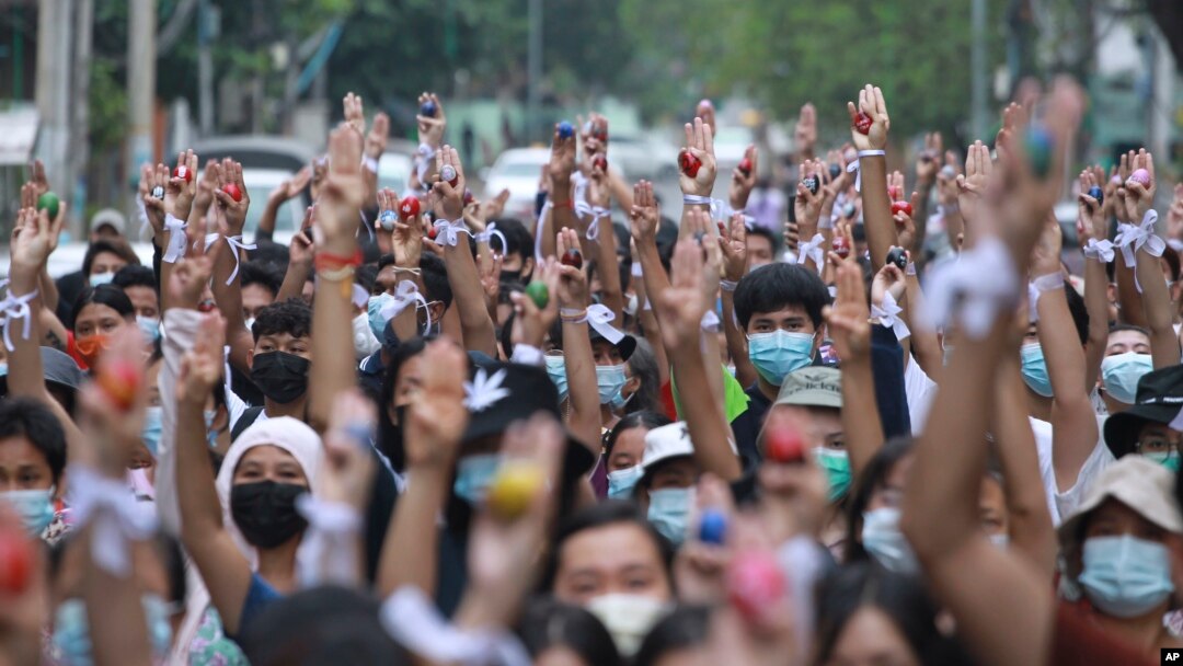 စစ်အာဏာရှင်ဆန့်ကျင်ရေးသပိတ်ဆင်နွှဲနေတဲ့လူငယ်များ။