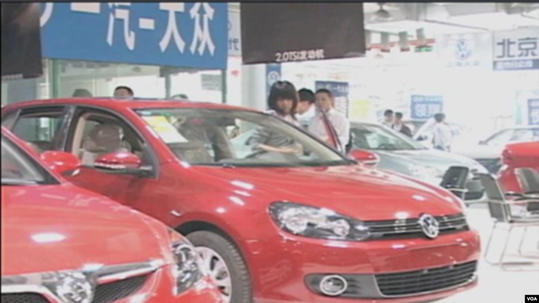 Semakin banyak warga Tiongkok yang mendatangi showroom untuk membeli kendaraan pribadi seperti terlihat dari catatan kenaikan penjualan sejak awal 2011.