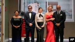 De izquierda a derecha: Chandra Wilson, Justin Chambers, Ellen Pompeo, Katherine Heigl y James Pickens Jr. de la serie "Grey´s Anatomy" en la entrega de premios Emmy.
