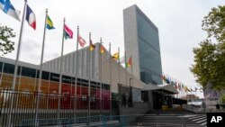 Barricadas metálicas obstruyen la entrada principal al edificio de Naciones Unidas en Nueva York, donde se conmemora su 75 aniversario con una Asamblea General virtual.