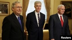 El juez Neil Gorsuch (centro) fue presentado este miércoles en el Capitolio, adonde llegó acompañado del vicepresidente Mike Pence. Los recibe el líder de la mayoría del Senado, Mitch McConnell.