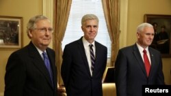 Le chef de la majorité républicaine au Sénat, Mitch McConnell, le candidat à la Cour suprême, Neil Gorsuch et le vice-président américain, Mike Pence, Capitol Hill, Washington, le 1er février 2017.(REUTERS/Joshua Roberts) 