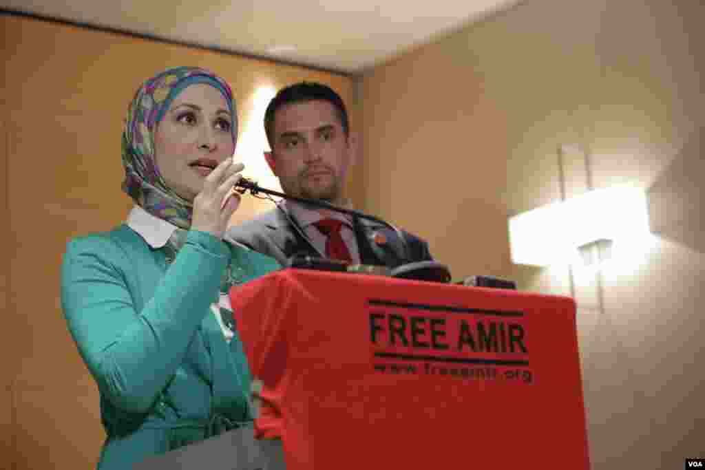 سارا حکمتی، خواهر امیر حکمتی شهروند آمریکایی زندانی در ایران، در حال سخنرانی در نشست مطبوعاتی در وین