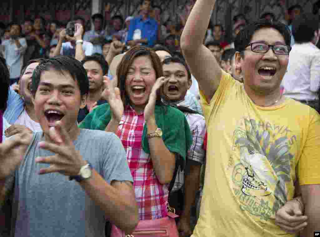 Milli Demokratiya Liqasının tərəfdarları ilkin nəticələri izləyərəkən - Yangon, Birma,&nbsp; 8 noyabr, 2015.