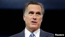 Mitt Romney establece contactos con partidarios en busca de una tercera postulación para la Casa Blanca. 