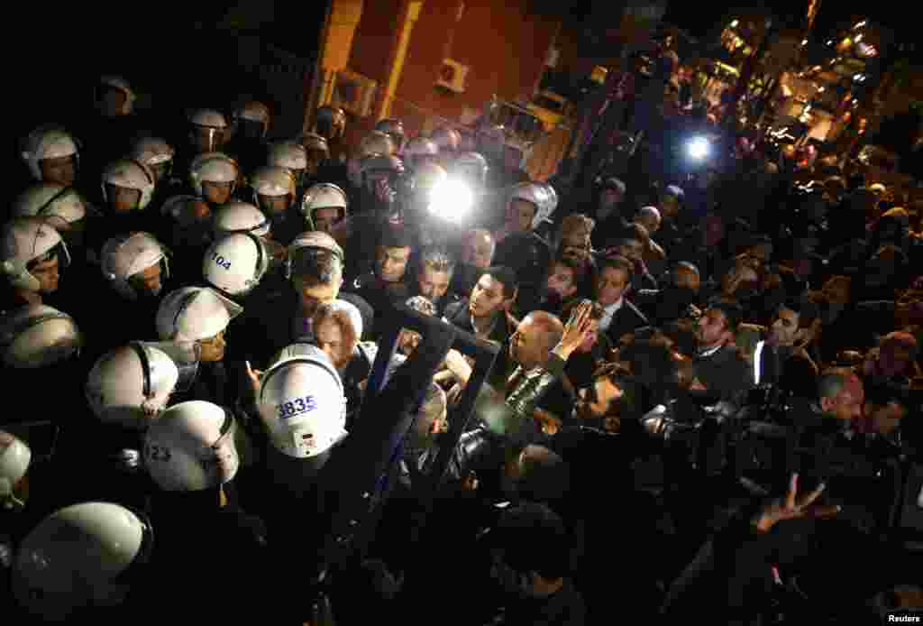 Gursel Tekin (tengah), wakil ketua oposisi utama Partai Republik Rakyat tiba di Komite Pemilu Cankaya, pusat pengumpulan suara lokal, di Ankara, 31 Maret 2014.