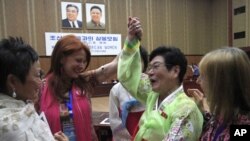 북한을 방문한 '위민크로스DMZ(WomenCrossDMZ)' 대표단이 지난 21일 평양 인민문화궁전에서 북한 여성과 대화하고 있다.