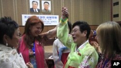 북한을 방문 중인 '위민크로스DMZ (WomenCrossDMZ)' 대표단이 21일 평양 인민문화궁전에서 북한 여성과 함께 웃고 있다.