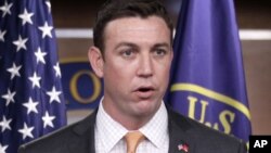 Le député Duncan Hunter, lors d'une conférence de presse au siège du Congrès américain à Washington.