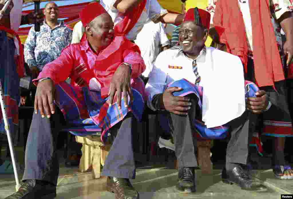 Uhuru Kenyatta na mgombea mwenza wake William Ruto wakiwa Mombasa wakati wa kampeni za uchaguzi Februari 2013