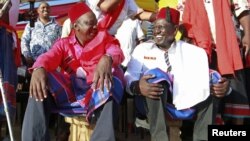 Uhuru Kenyatta na mgombea mwenza wake William Ruto wakiwa Mombasa wakati wa kampeni za uchaguzi Februari 2013