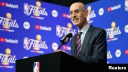 NBA总裁萧华(Adam Silver)6月2日在NBA总决赛前的新闻发布会上发言。