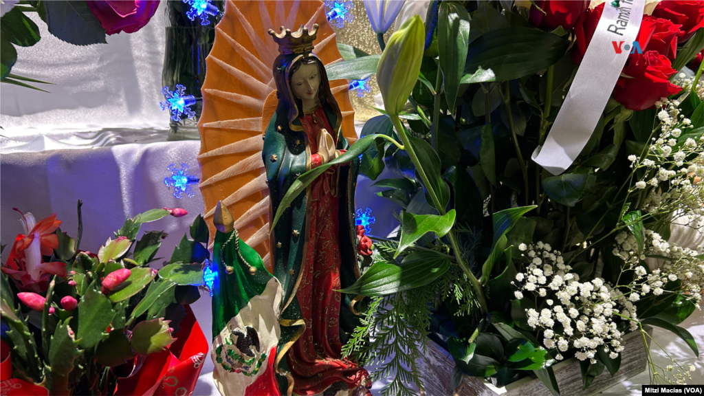 Imagen de la Virgen de Guadalupe colocada por una devota junto al altar durante la misa en su honor realizada el jueves 12 de diciembre, en la iglesia de Todos los Santos en Manassas, Virginia.