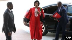 La présidente de la Cour constitutionnelle gabonaise Marie Madeleine Mborantsuo arrive à la cérémonie d'investiture au Palais présidentiel de Libreville, au Gabon, le 7 mai 2018.