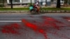 缅甸示威者喷涂红漆抗议军方镇压 “鲜血”染红城市街头