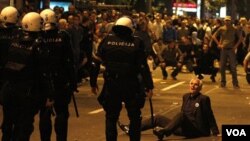 Las protestas registradas en Belgrado durante el fin de semana, por el arresto de Mladic, tuvieron un final violento.