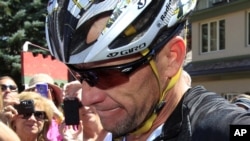 Armstrong bị Cơ quan Chống Doping của Mỹ cấm thi đấu thể thao đến suốt đời và bị tước hết các danh hiệu vô địch giải đua xe đạp Tour de France trong 7 năm liên tiếp từ năm 1999 đến 2005