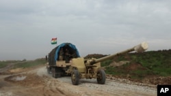 Senjata artileri howitzer milik pasukan Kurdi Irak menuju kota Sinjar, Irak (19/12). (AP/Zana Ahmed)