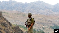 سرباز پاکستانی در نزدیکی مرز میان افغانستان و پاکستان در یک ساحۀ قبایلی پاکستان