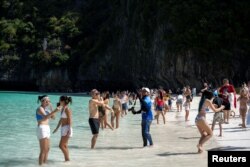 Turis mengunjungi teluk Maya setelah Thailand membuka kembali pantainya yang terkenal di dunia di Krabi, Thailand, 3 Januari 2022. (Foto: Reuters)