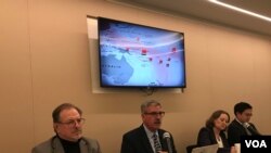 前美国海军上校情报官法内尔（左2）2019年12月9日在华盛顿全球台湾研究中心介绍中国在太平洋外交作为（美国之音锺辰芳拍摄）