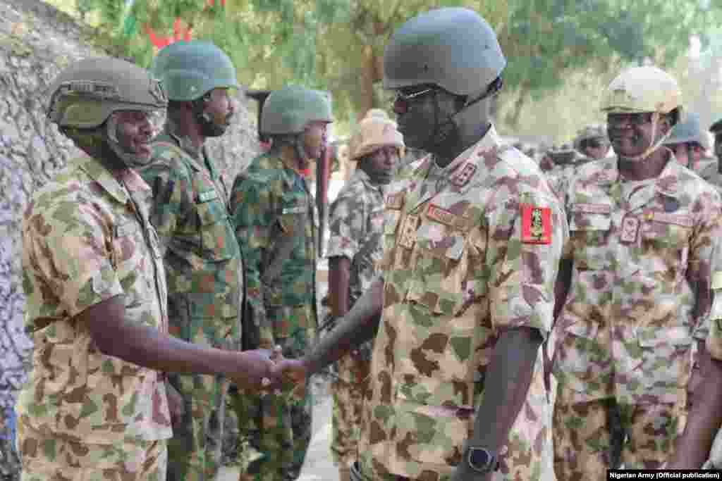 Babban hafsan sojojin kasa na Najeriya, Leftana janar Tukur Buratai, ya ziyarci sansanonin sojojinsa a dajin Sambisa