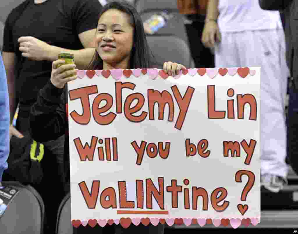A fan of New York Knicks guard Jeremy Lin holds a sign during the warm-up before the Knicks NBA basketball game against the Toronto Raptors in Toronto February 14, 2012. (REUTERS)
