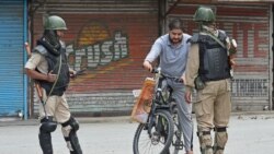 شبه نظامیان هندی در حال بازرسی یک باشندۀ شهر سرینگر کشمیر