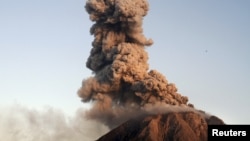 Gunung Sinabung mengepulkan asap dan lava dalam letusan yang terlihat dari desa Tiga Serangkai di kabupaten Karo, Sumatera Utara, Januari 2016.