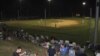 Los aficionados se reúnen para ver a los Orleans Firebirds durante la Liga de Baseball de Cape Cod en verano. (VOA/D. Gruenbaum)