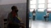 Un miembro de la Policía Nacional Bolivariana emite su voto en un simulacro electoral antes de las elecciones regionales de noviembre para gobernadores y alcaldes, en Caracas, Venezuela, el 10 de octubre de 2021.