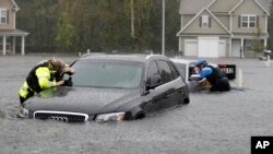 Các nhân viên cứu hộ đã đang tìm cách cứu cư dân mắc kẹt tại Fayetteville, bang North Carolina, vào ngày 16/9/2018.