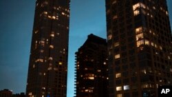 Osvetljeno noćno nebo u Kvinsu u Njujorku, nakon eksplozije transformatora, 27. decembra 2018.