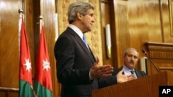 John Kerry dio una rueda de prensa en la capital jordana junto con el canciller de ese país, Nasser Judeh.