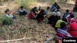 ထောင်ပါဖွန်မြို့နယ်အတွင်း မတ်လ ၂၀ ရက်နေ့က ဖမ်းမိတဲ့ ရိုဟင်ဂျာနဲ့ မြန်မာနိုင်ငံသားများ။ (ဓာတ်ပုံ - ထိုင်းအာဏာပိုင် - မတ် ၂၀၊ ၂၀၂၁)